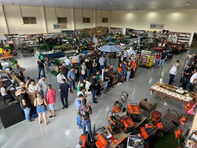 Loja Agropecuária Coprossel celebra 1º ano em Laranjeiras do Sul